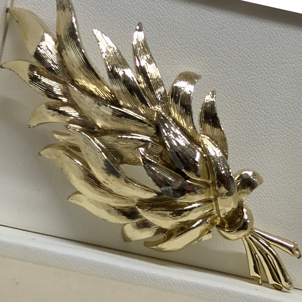 Vintage Leaf Wheat Sheaf Brooch Pin Gold Tone Textured Harvest